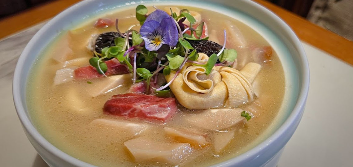 YI JIANG NAN忆江南 Restaurante asiático en Premià de Mar,Cocina